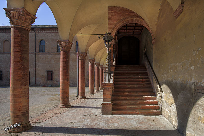 Cortile all' interno del Castello di Bentivoglio.jpg