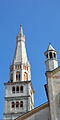 Ghirlandina e una delle torrette sulla facciata del Duomo.jpg