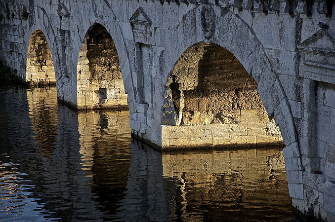 Ponte Tiberio dettaglio.jpg