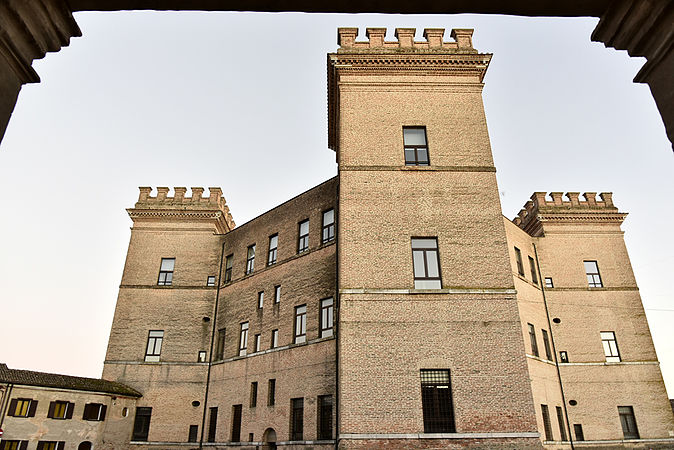 Vista del Castello, parte interna, dal Ristorante sotto i portici.jpg