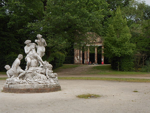 Parco Ducale a Parma (statua e tempietto).JPG