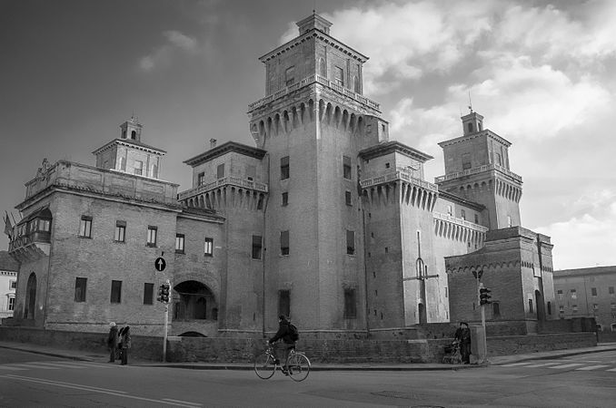 Castello Estense-.jpg