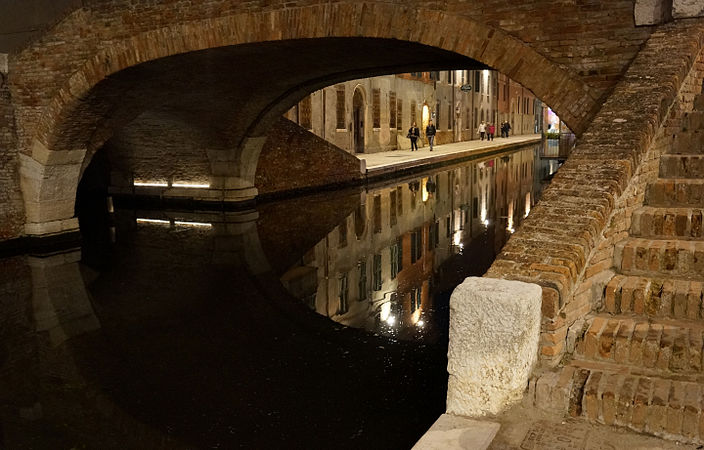 Riflessi notturni sotto il ponte degli sbirri - Comacchio.JPG