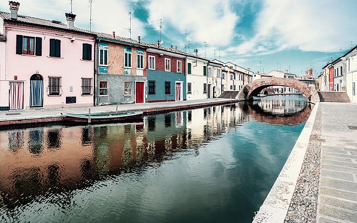 Ponte nel centro storico di Comacchio.jpg
