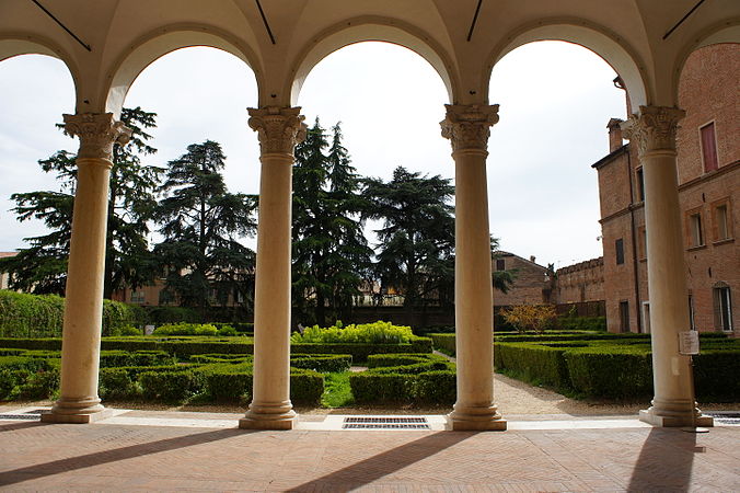Palazzo Costabili detto di Ludovico il Moro - Loggiato esterno e giardino.JPG