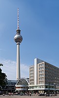 Berliner Fernsehturm mit Urania-Weltzeituhr und Berolina-Haus.jpg