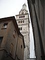 Duomo di Modena, veduta della torre campanaria da una via adiacente.JPG