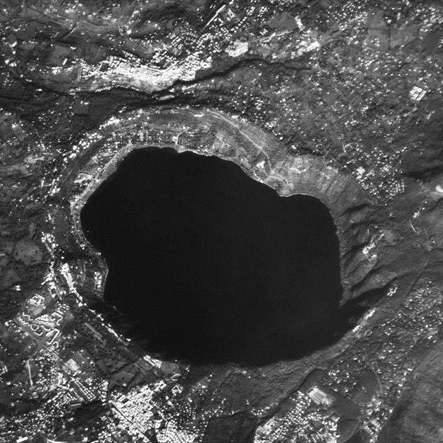 Il lago di Albano visto dal satellite Proba (foto: ESA)