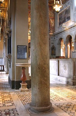 colonna in marmo Cipollino nella chiesa di S. Clemente
