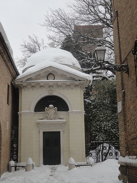 File:Tomba di Dante e la neve.JPG
