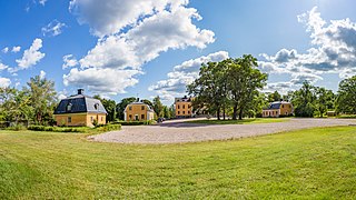 Garpenbergs herrgård panorama 2019-08-01.jpg