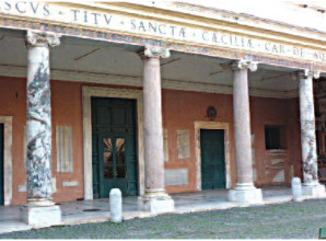 Porticato della chiesa di S. Cecilia, le cui colonne laterali sono in 